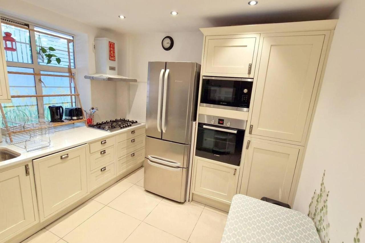Modern 3-Bed House In Surrey Quays Villa Лондон Екстериор снимка